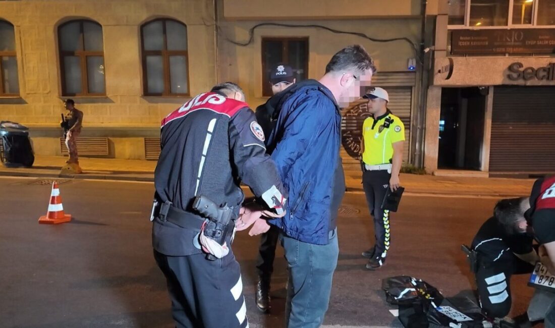 Kadıköy’de polis ekipleri tarafından helikopter destekli olarak gerçekleştirilen asayiş ve