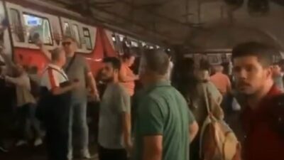 M4 Kadıköy-Sabiha Gökçen Havalimanı hattında sefere çıkan bir metro aracı,