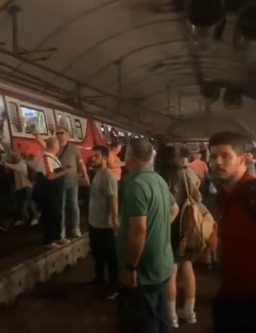 M4 Kadıköy-Sabiha Gökçen Havalimanı hattında sefere çıkan bir metro aracı,