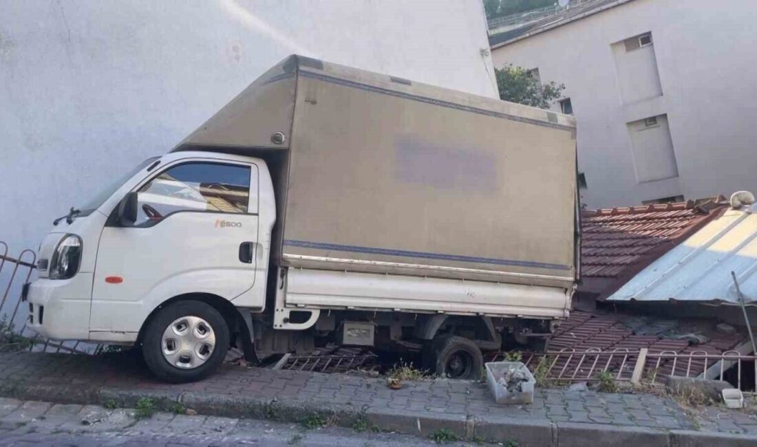Kağıthane ilçesinde, bir kamyonetin rampadan yukarı doğru ilerlerken sürücünün kontrolünden