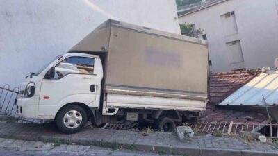 Kağıthane ilçesinde, bir kamyonetin rampadan yukarı doğru ilerlerken sürücünün kontrolünden