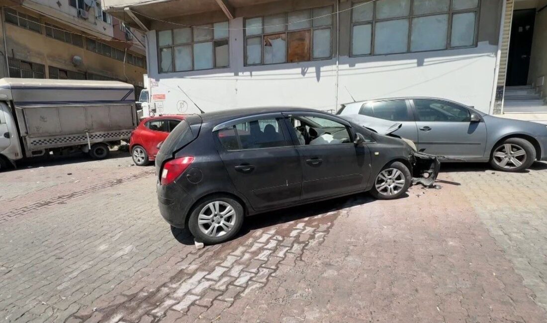 Kağıthane’de park halindeki bir araç henüz belirlenemeyen bir nedenle yokuştan