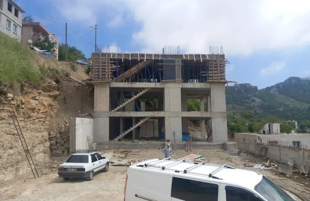 Andırın ilçesindeki bir inşaatta çalışan bir işçi, sabah saatlerinde meydana