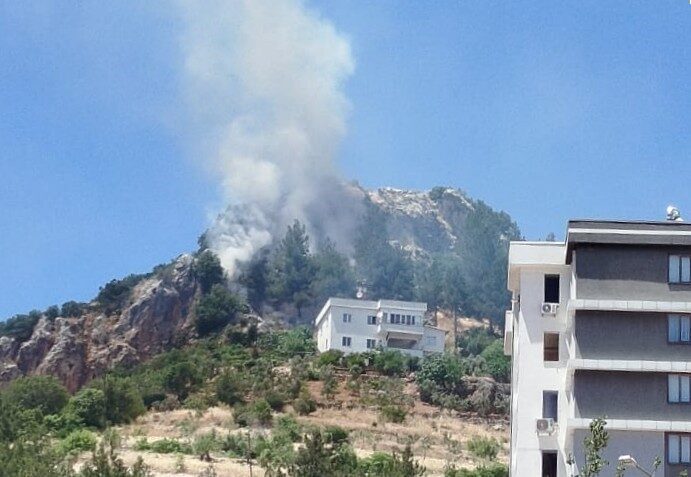 Kahramanmaraş’ta Ahır Dağı Tömek mevkiinde meydana gelen orman yangını, Kahramanmaraş