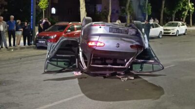 Kahramanmaraş’ta meydana gelen bir trafik kazasında, yarış yaparak ilerleyen ve