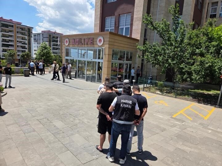 Kahramanmaraş’ta polis ekipleri tarafından uyuşturucu madde ticareti yaptığı tespit edilen