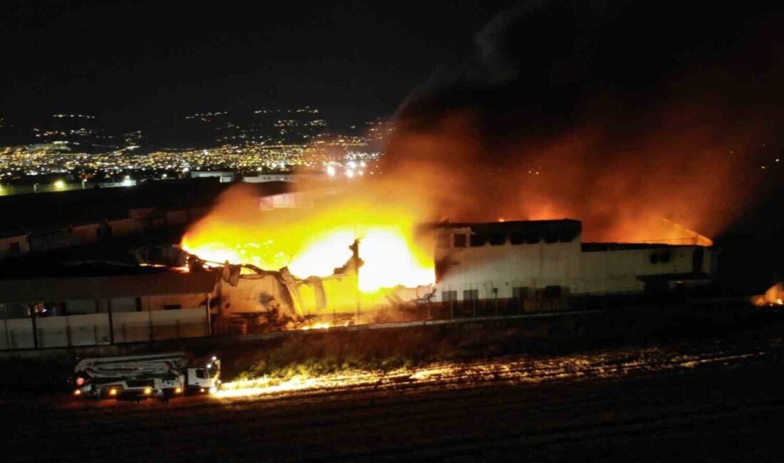 Kahramanmaraş’ta bir tekstil fabrikasında çıkan yangın, dron ile kaydedilen görüntülerle