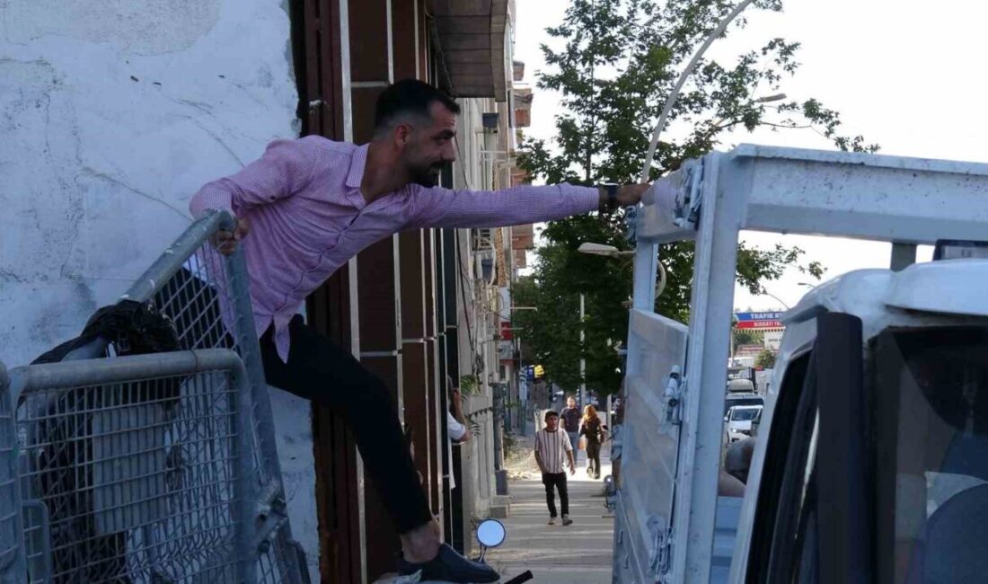 Malatya’da, İnönü Mahallesi Terminal Caddesi’nde kaldırıma park edilen bir kamyonet