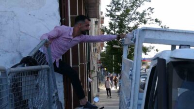 Malatya’da, İnönü Mahallesi Terminal Caddesi’nde kaldırıma park edilen bir kamyonet