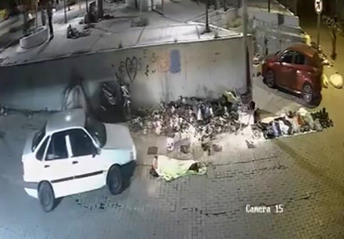 İzmir’in Konak ilçesinde, park halindeki aracını çalıştıran sürücü, önünde yatan