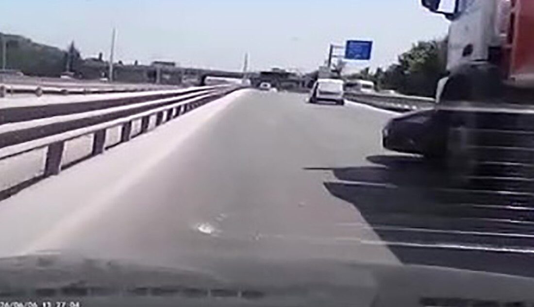 Kocaeli’nin Başiskele ilçesinde bir otomobilin, bir kamyonla çarpışması sonucu kamyonun