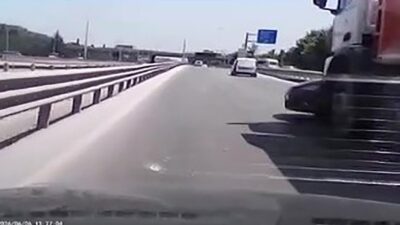 Kocaeli’nin Başiskele ilçesinde bir otomobilin, bir kamyonla çarpışması sonucu kamyonun