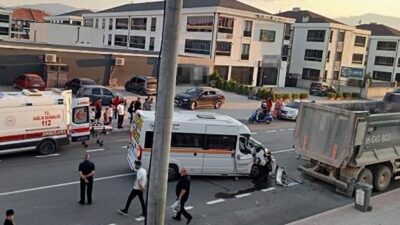 İnegöl ilçesinde meydana gelen trafik kazasında, park halindeki bir kamyonun