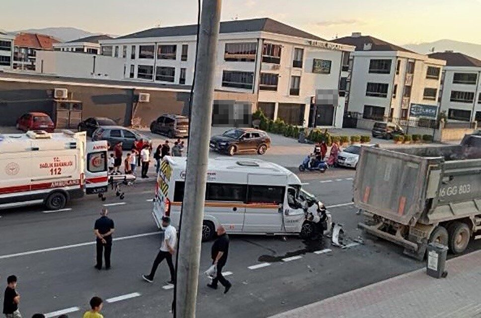 İnegöl ilçesinde meydana gelen trafik kazasında, park halindeki bir kamyonun
