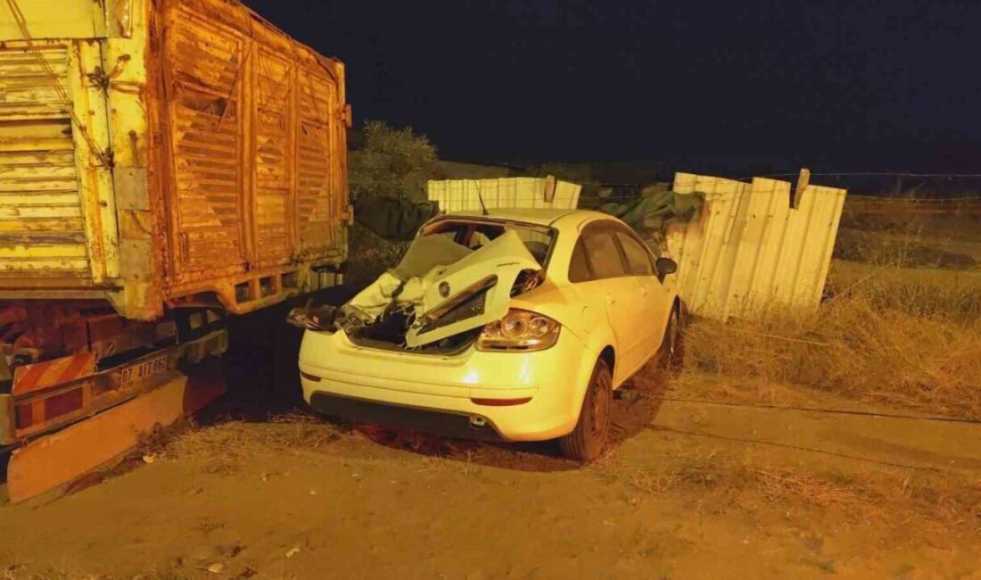 Manavgat ilçesinde meydana gelen trafik kazasında, seyir halindeki bir otomobil