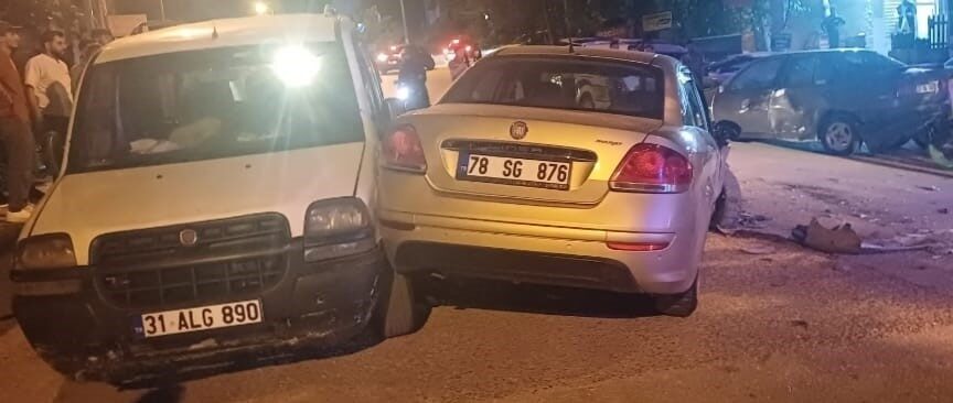 Karabük’te meydana gelen zincirleme trafik kazasında 5 araç karıştı ve
