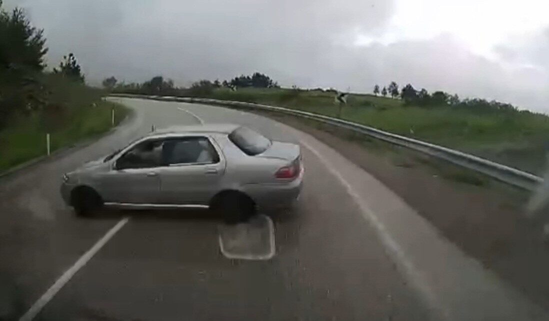 Karabük-Eflani karayolunda meydana gelen trafik kazasında otomobil ile minibüs çarpıştı