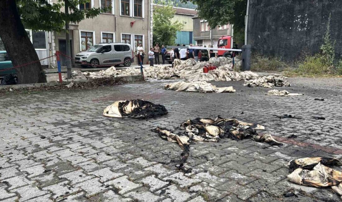 Karabük’te bulunan bir tekstil fabrikasında, araca malzeme yüklenirken çıkan yangın,