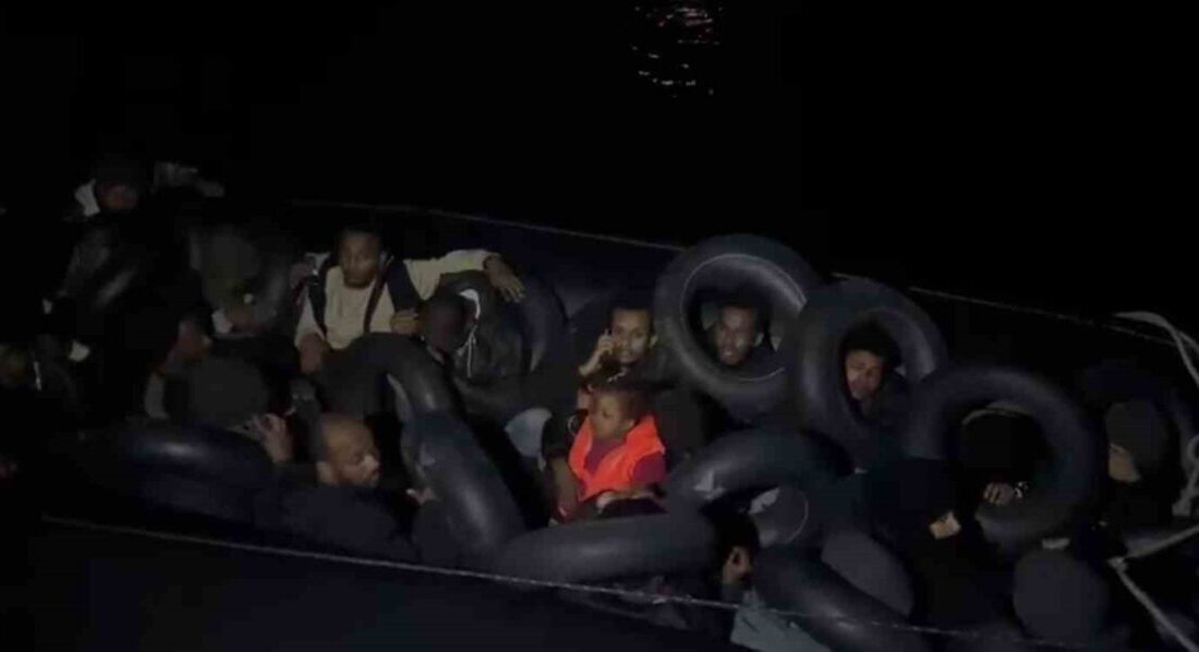 Ege Denizi’nde motor arızası sonucu sürüklenen lastik botta bulunan 31