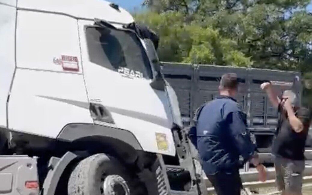 Bir tır, Bursa’nın Karacabey ilçesinde ön tekerleğinin patlaması sonucu kontrolden