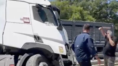 Bir tır, Bursa’nın Karacabey ilçesinde ön tekerleğinin patlaması sonucu kontrolden