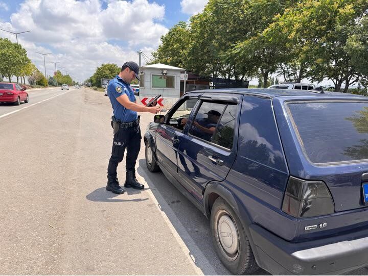 Karaman’da polis tarafından gerçekleştirilen asayiş uygulamalarında aranan 12 kişi yakalanırken,
