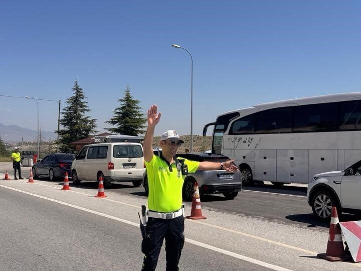 Karaman’da polis ekiplerinin yaptığı asayiş denetimlerinde 15 kişi çeşitli suçlardan