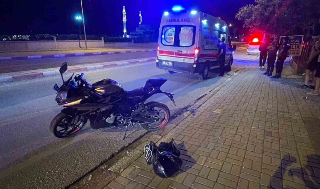 Karaman’da bir motosikletin kaldırıma çarparak karşı şeride savrulduğu bir kaza