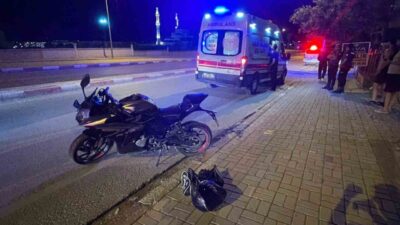 Karaman’da bir motosikletin kaldırıma çarparak karşı şeride savrulduğu bir kaza
