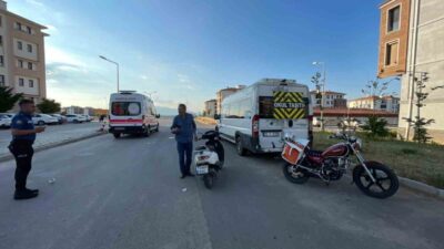 Karaman ilinde park halindeki bir minibüse çarpan bir motosiklet sürücüsü