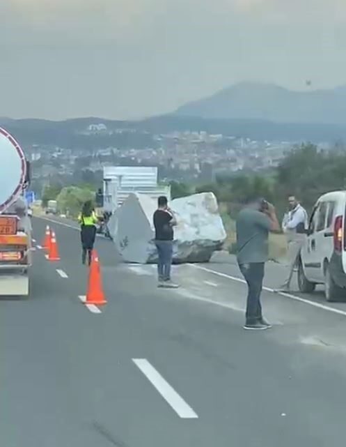 Yatağan-Bodrum karayolunda akşam saatlerinde seyir halinde olan bir kamyonun taşıdığı