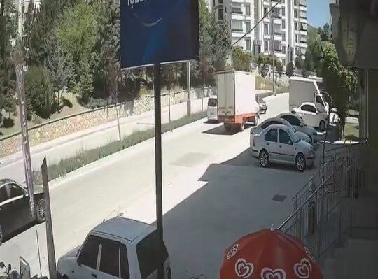 Elazığ’da yaşanan trafik kazasında, sürücü aracın kontrolünü yitirerek karşı şeride