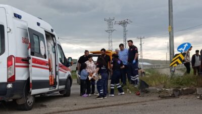 Kars’ta meydana gelen trafik kazasında, araçların çarpışması sonucu 3’ü çocuk