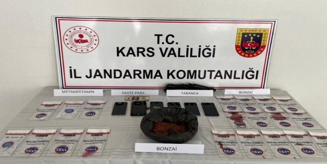 Kars’ta gerçekleştirilen operasyonlarda uyuşturucu satıcıları hedef alındı. Kars İl Jandarma
