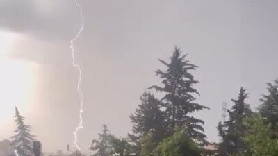 Kastamonu’da, bir cep telefonu kamerasıyla kaydedilen görüntülere göre, yıldırımın düştüğü
