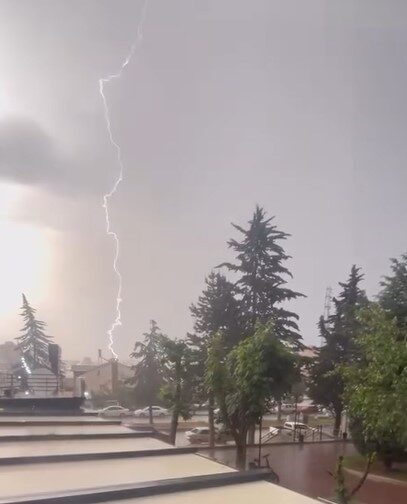 Kastamonu’da, bir cep telefonu kamerasıyla kaydedilen görüntülere göre, yıldırımın düştüğü