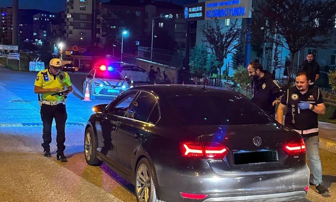 Kastamonu’da polis ekipleri tarafından gerçekleştirilen denetimde, aranma kararı bulunan 1