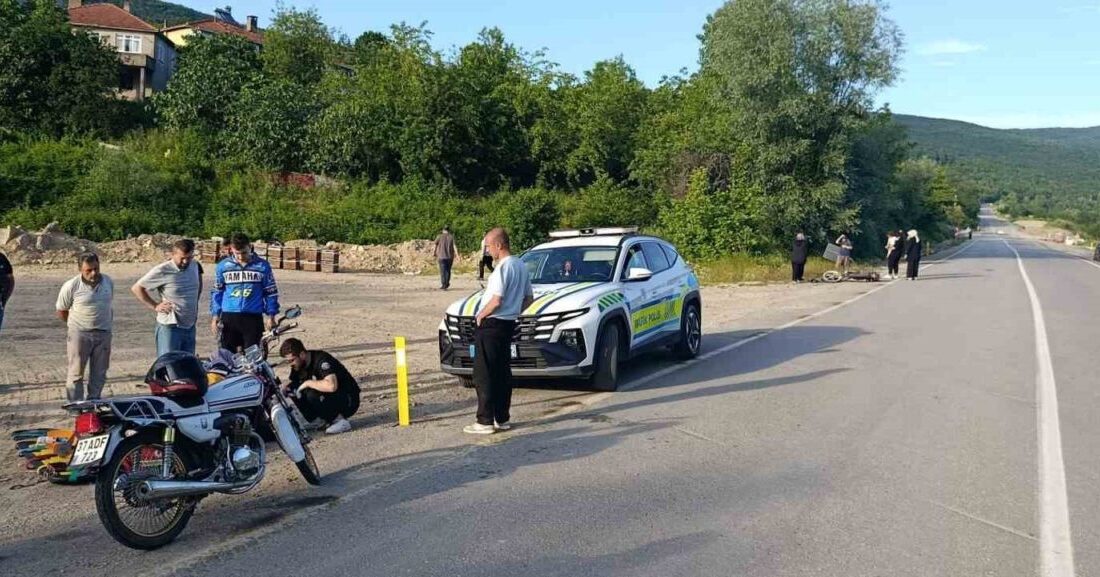 Kastamonu’nun Cide ilçesinde seyir halindeyken çarpışan iki motosikletin sürücüsü yaralandı.