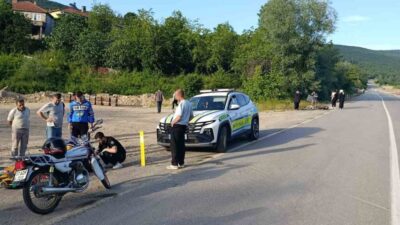 Kastamonu’nun Cide ilçesinde seyir halindeyken çarpışan iki motosikletin sürücüsü yaralandı.