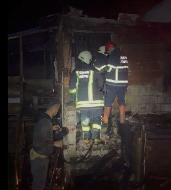 Taşköprü ilçesinde meydana gelen ev yangını, itfaiye ekipleri tarafından kontrol