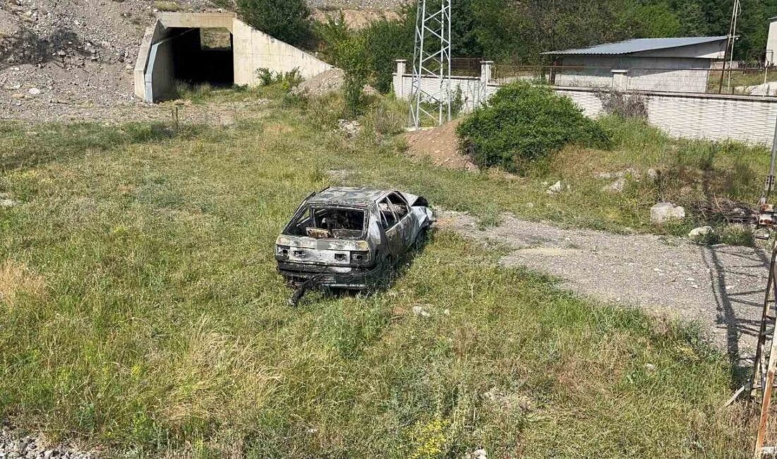 Kastamonu’nun İhsangazi ilçesinde bir kamyonetle çarpışan otomobilde çıkan yangın, itfaiye