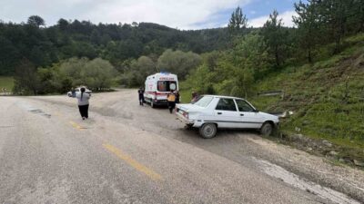 Tosya ilçesinde meydana gelen trafik kazasında, otomobilin yoldan çıkarak yamaca