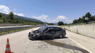 Kastamonu’nun Araç ilçesinde meydana gelen trafik kazasında, bir otomobilin istinat