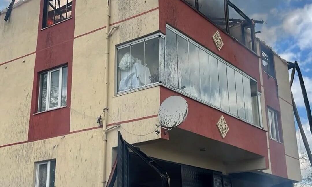 Kastamonu ilinde bulunan Kemerler köyünde üç katlı bir binanın çatısında
