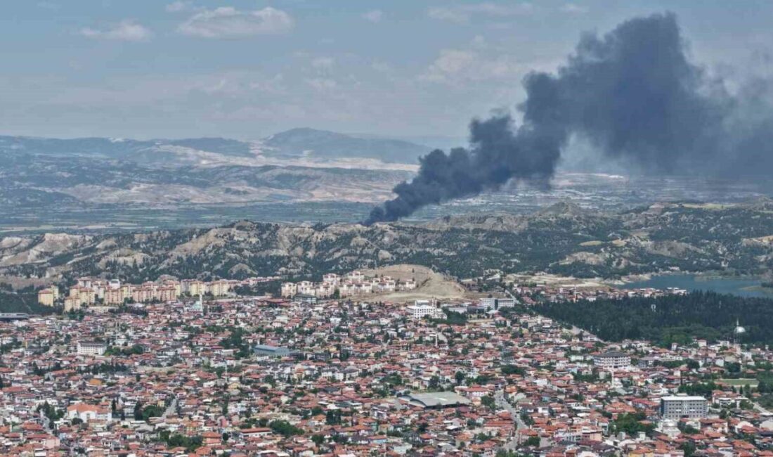 Pamukkale ilçesinde bir kauçuk fabrikasında meydana gelen yangına müdahale ediliyor.