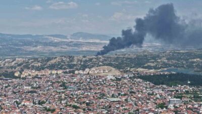 Pamukkale ilçesinde bir kauçuk fabrikasında meydana gelen yangına müdahale ediliyor.