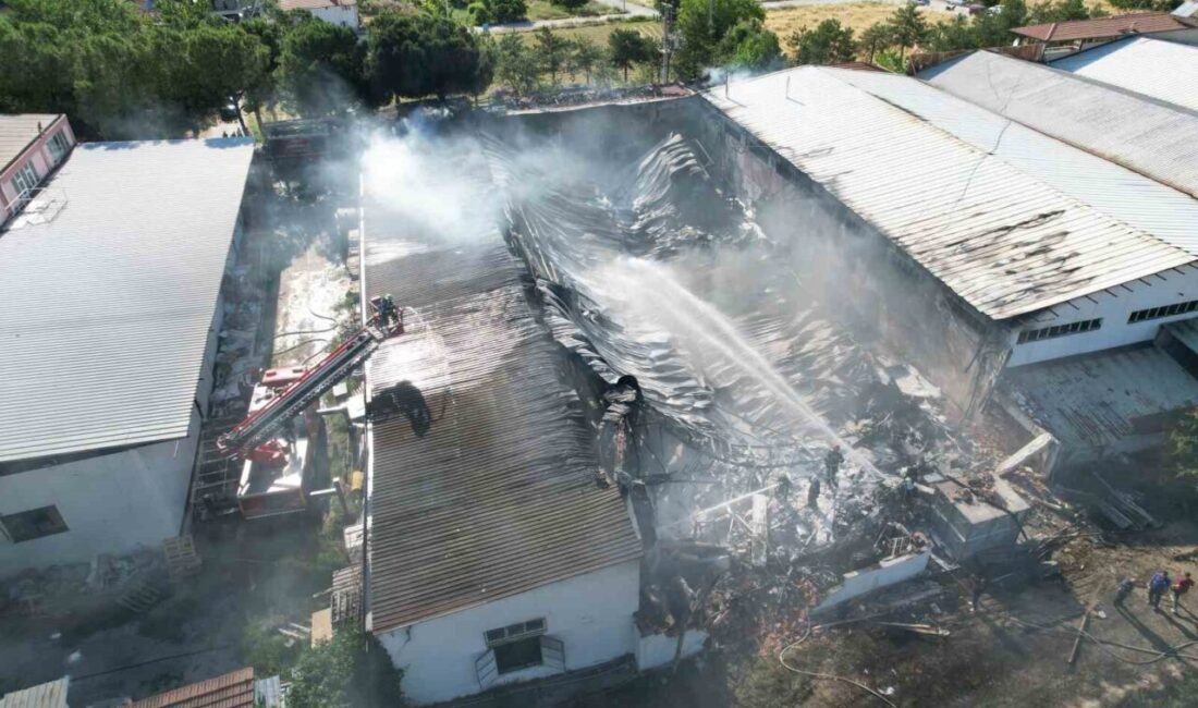Denizli ilinde bulunan bir kauçuk fabrikasında çıkan yangın, kimyasal maddelerin