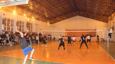 Yerköy İskele Kurumlar Arası Voleybol Turnuvası kapsamında, sporun birleştirici gücünü