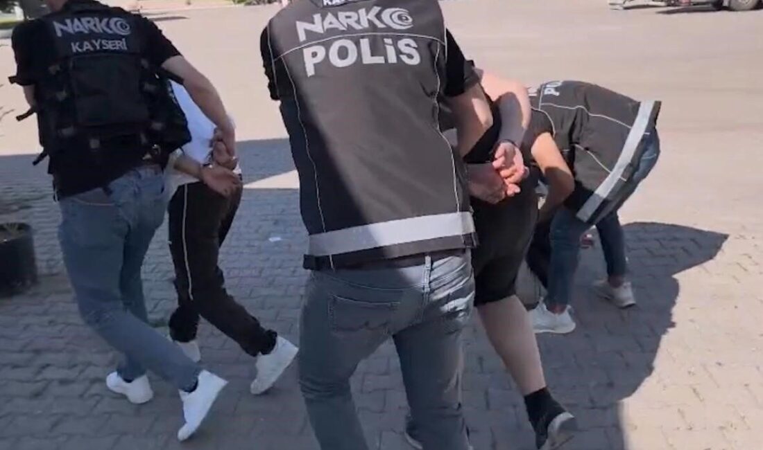 Kayseri’de gerçekleştirilen polis operasyonunda, Kayseri-Sivas karayolunda durdurulan bir araçta yapılan