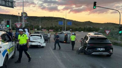 Kocasinan ilçesinde meydana gelen trafik kazasında kontrolden çıkan bir otomobil,